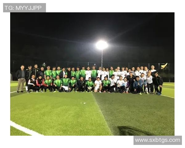 足球传奇齐聚一堂合影留念展现无尽荣耀与友谊的瞬间